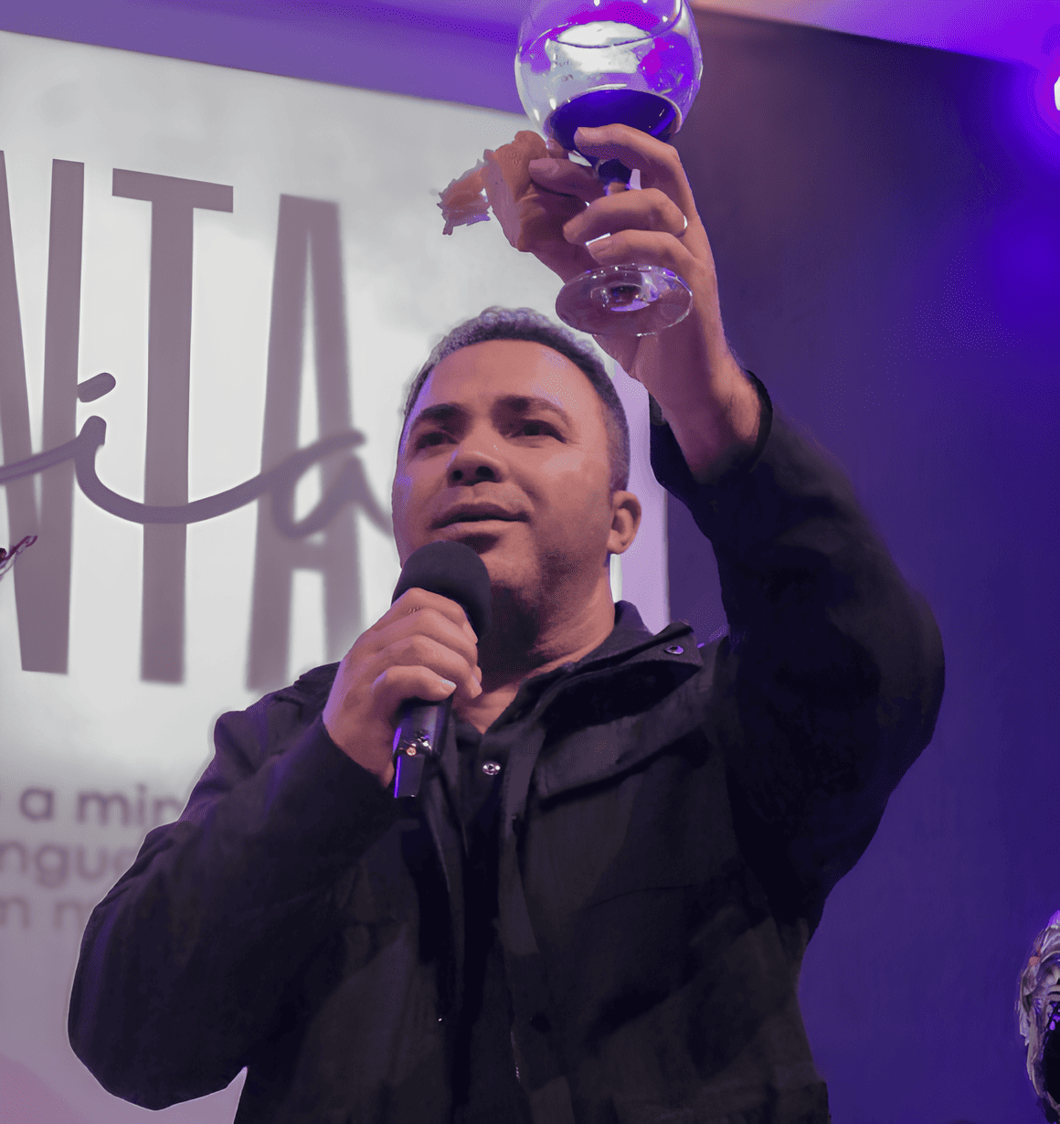 Pastor dando boas-vindas